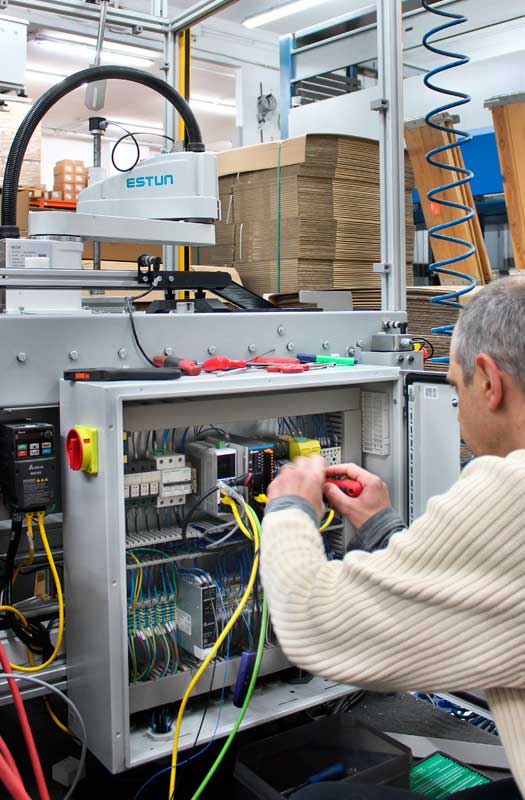 Sergi realiza instalación robótica SCARA y visión artificial para Advanced Factories